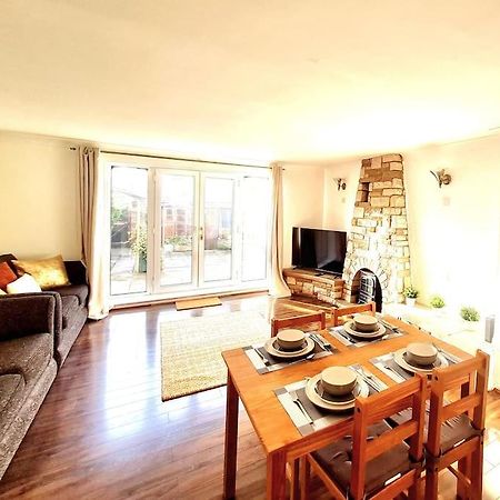 Cosy Luxurious 3 Bedroom House, Free Parking, Free Wifi, Private Garden, Free Netflix Havering Экстерьер фото
