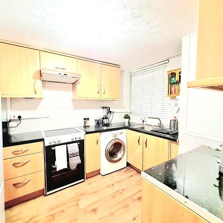 Cosy Luxurious 3 Bedroom House, Free Parking, Free Wifi, Private Garden, Free Netflix Havering Экстерьер фото