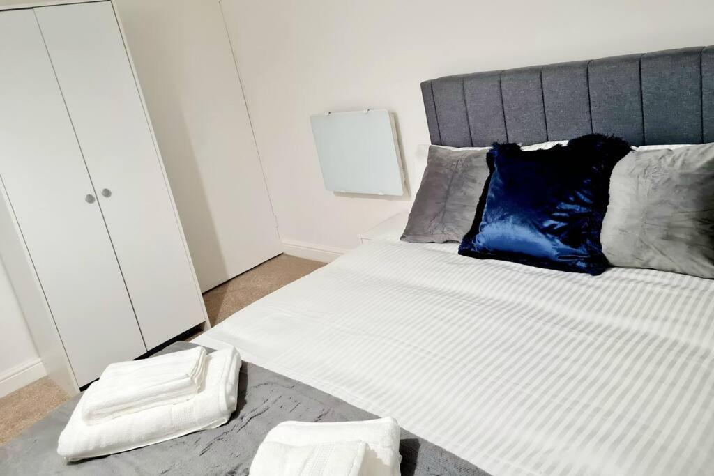 Cosy Luxurious 3 Bedroom House, Free Parking, Free Wifi, Private Garden, Free Netflix Havering Экстерьер фото
