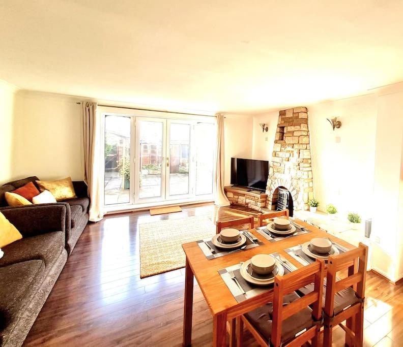 Cosy Luxurious 3 Bedroom House, Free Parking, Free Wifi, Private Garden, Free Netflix Havering Экстерьер фото