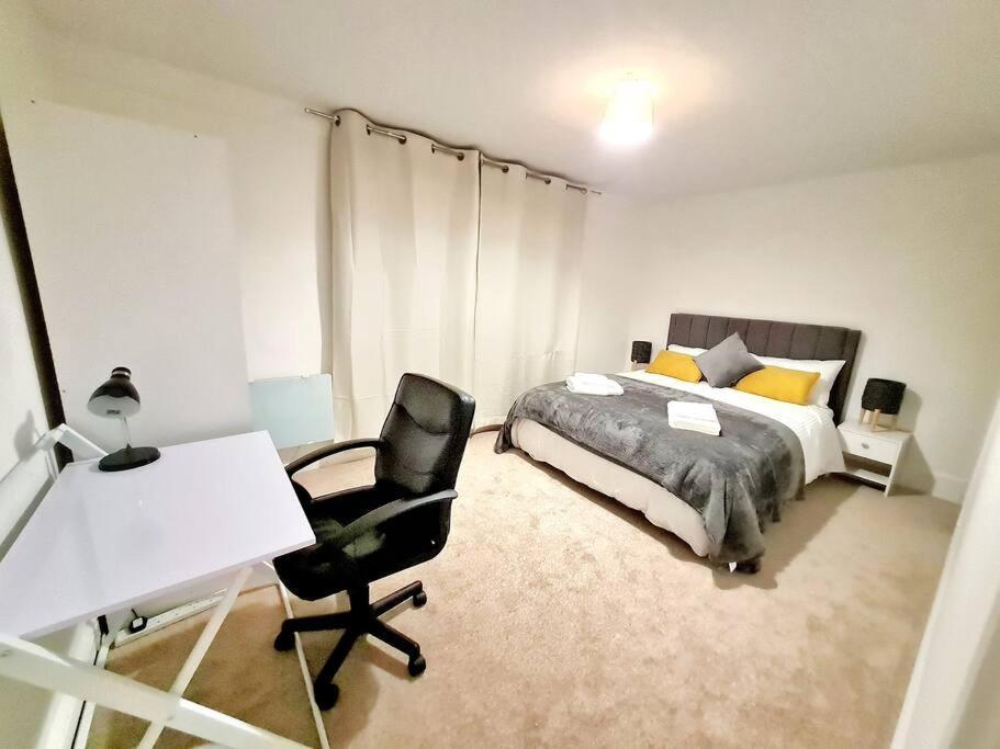 Cosy Luxurious 3 Bedroom House, Free Parking, Free Wifi, Private Garden, Free Netflix Havering Экстерьер фото