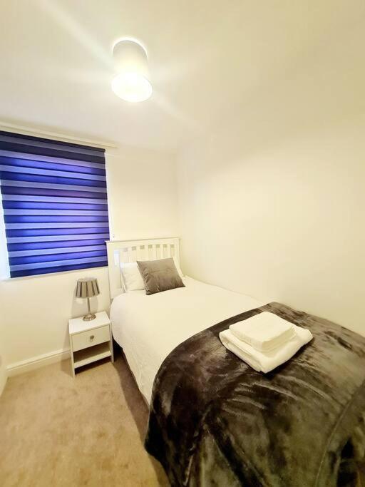 Cosy Luxurious 3 Bedroom House, Free Parking, Free Wifi, Private Garden, Free Netflix Havering Экстерьер фото