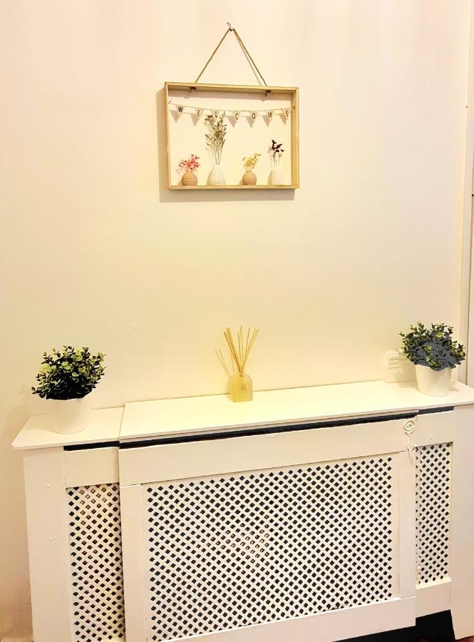 Cosy Luxurious 3 Bedroom House, Free Parking, Free Wifi, Private Garden, Free Netflix Havering Экстерьер фото
