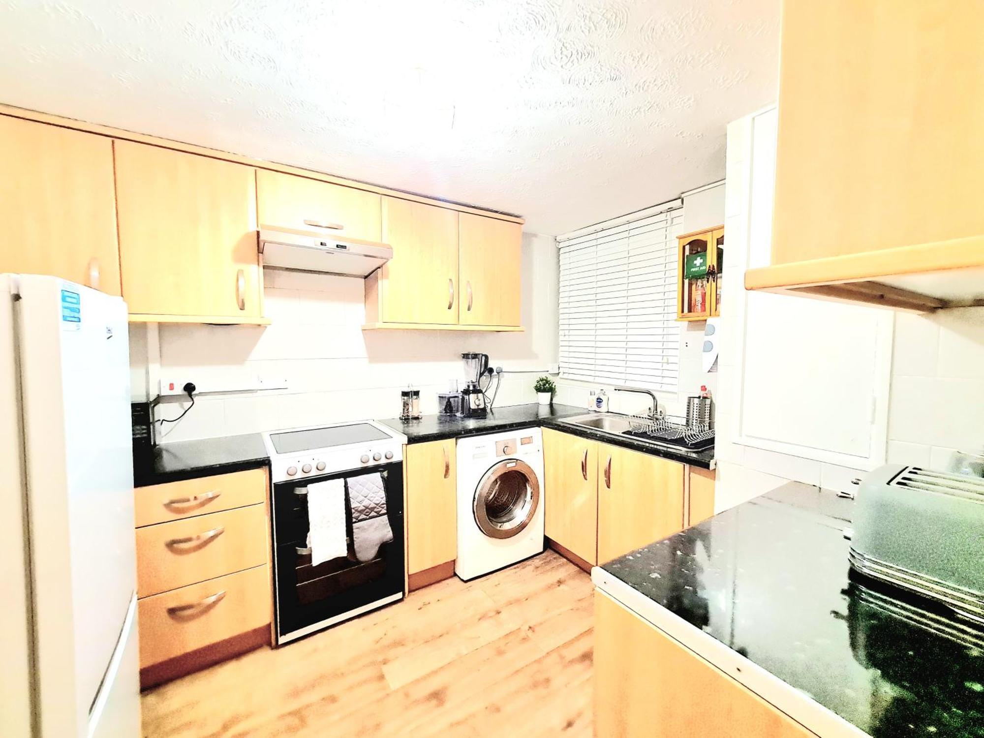 Cosy Luxurious 3 Bedroom House, Free Parking, Free Wifi, Private Garden, Free Netflix Havering Экстерьер фото