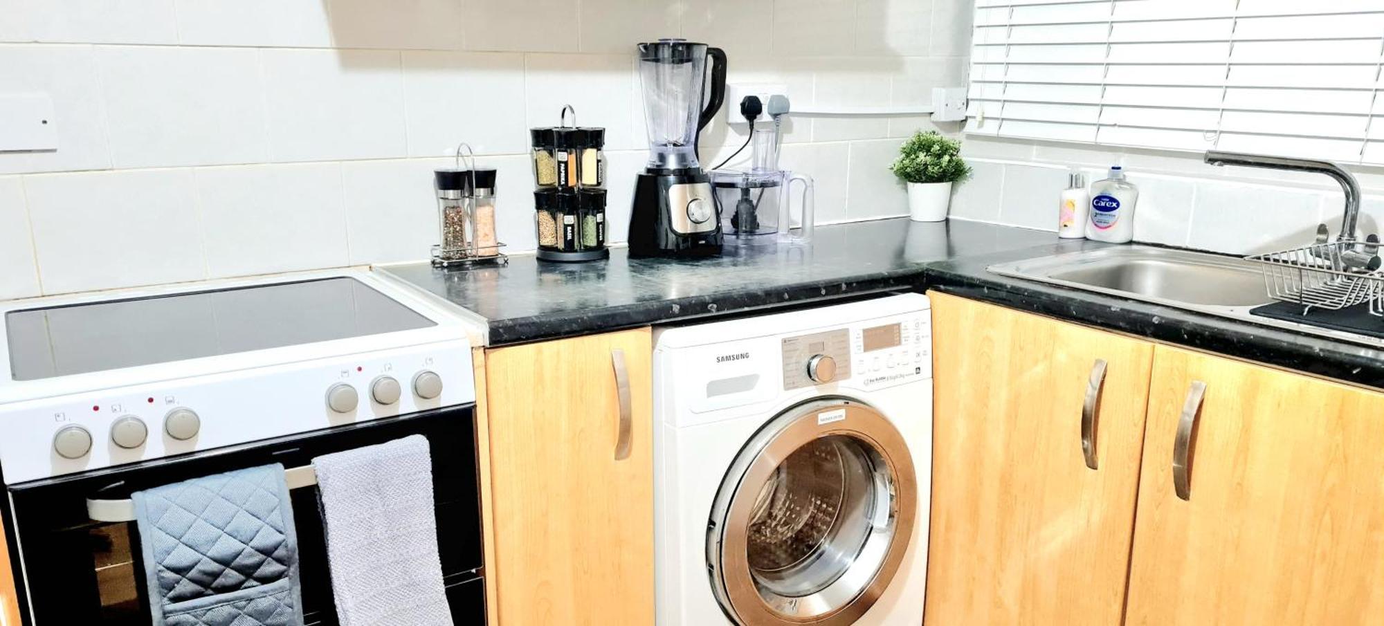 Cosy Luxurious 3 Bedroom House, Free Parking, Free Wifi, Private Garden, Free Netflix Havering Экстерьер фото