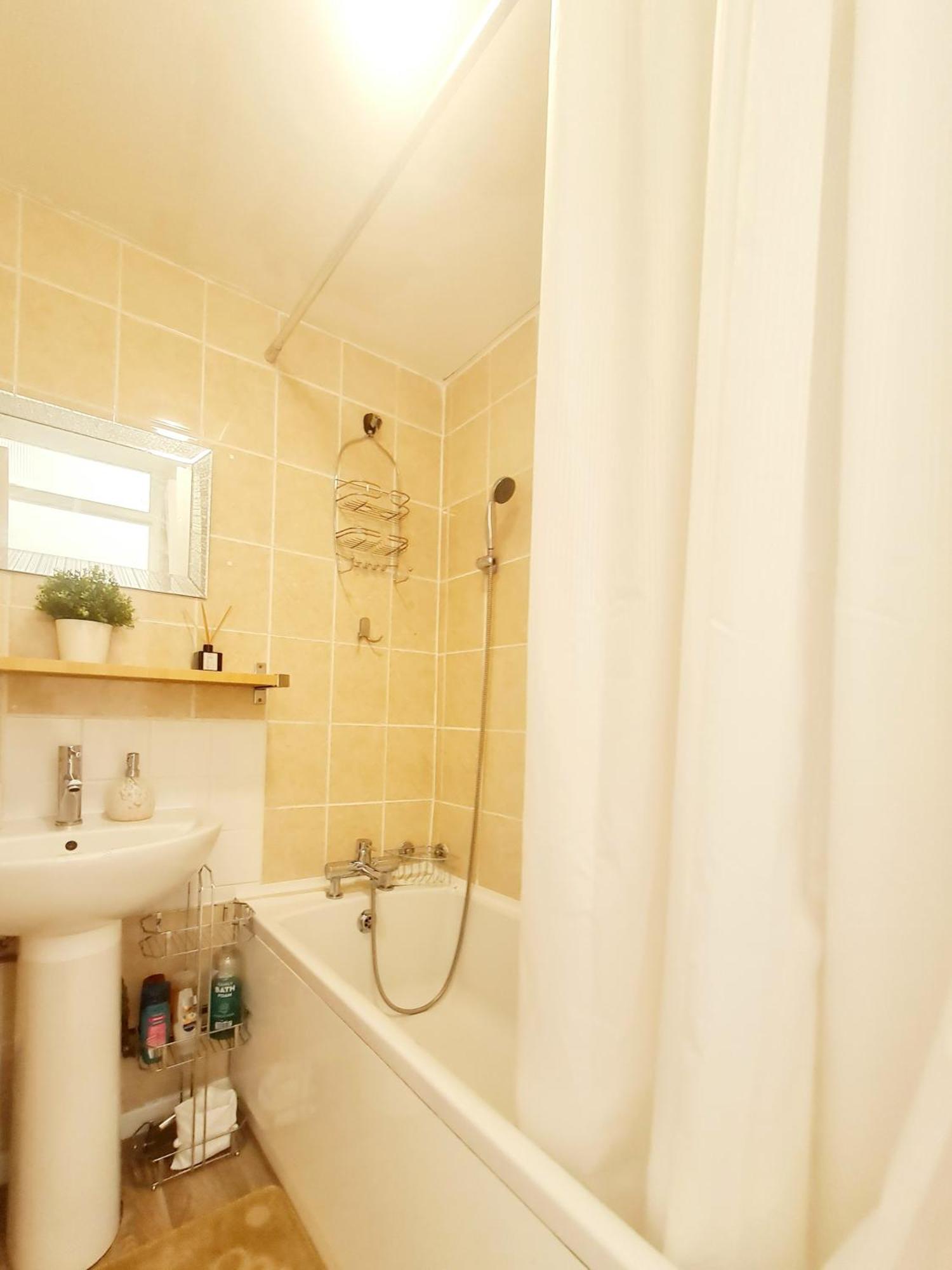 Cosy Luxurious 3 Bedroom House, Free Parking, Free Wifi, Private Garden, Free Netflix Havering Экстерьер фото
